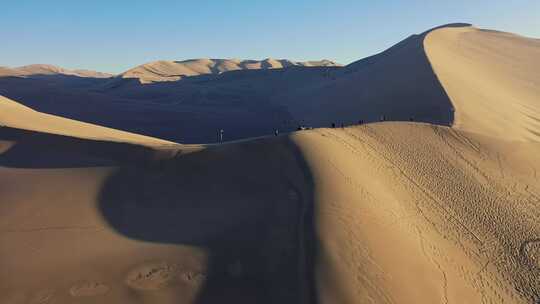 敦煌鸣沙山月牙泉日出航拍