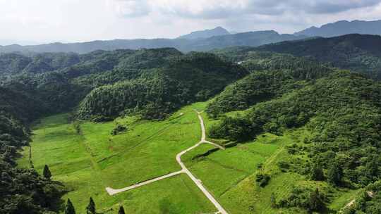 航拍喀斯特地貌地区的高山草甸、草原、森林