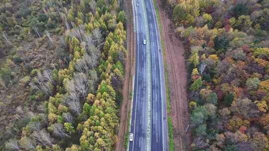 航拍视角伊春秋天公路