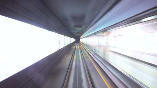 城市地铁轨道交通隧道内行驶的列车