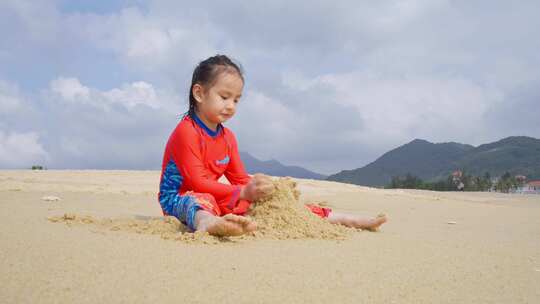 可爱小女孩在海南万宁海滩玩沙子