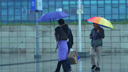 下雨城市行人
