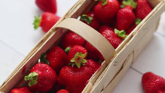 木盒里面的草莓特写镜头