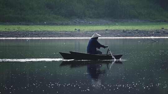 雨中老翁划船