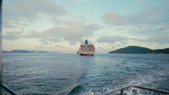 集装箱海上货轮香港大海远洋航行海洋货船