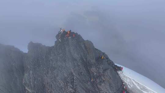 航拍登顶川西横断山脉乌库楚雪山的登山者