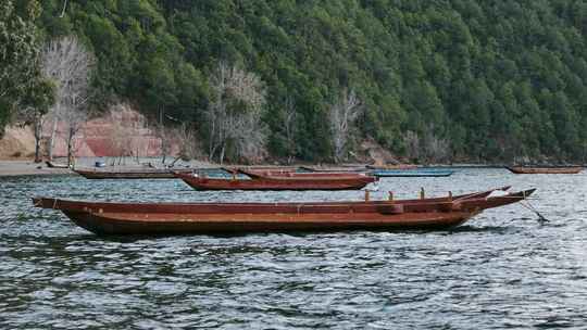 湖边飘荡的小船视频素材模板下载