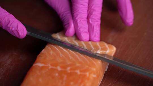 大厨切红鱼做寿司的特写镜头