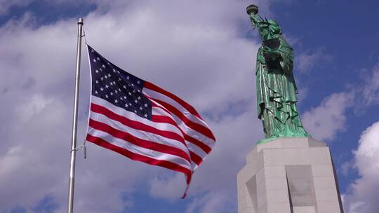 自由女神像和飘扬的美国国旗