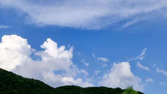 天空蓝色白云飘逸动感云散山峰乡村变化