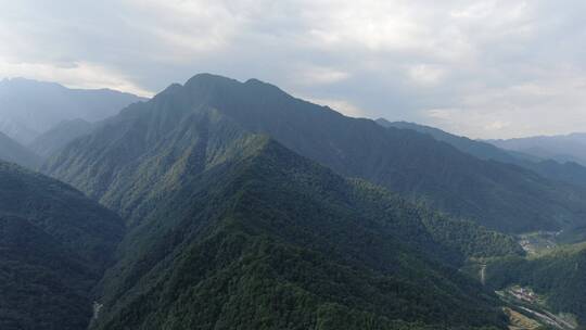 航拍巍峨大山梵净山景区