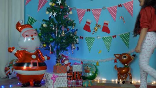 可爱的基督教孩子装饰她的房间圣诞庆祝在印度