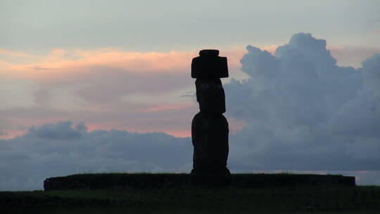 日落时分的拉帕努伊雕像剪影