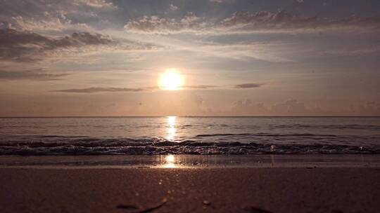 实拍海边的日落