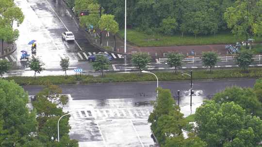 下雨天的街道马路俯瞰