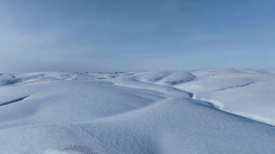 航拍极寒中的高原牧场白雪皑皑