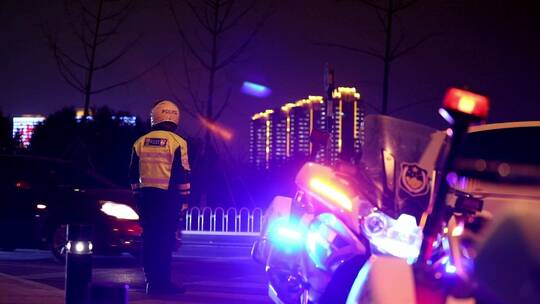 交警夜晚指挥交通处理事故警灯闪烁视频素材模板下载