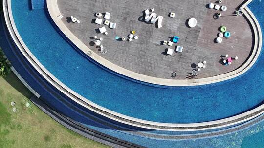 俯拍巽寮湾酒店无边泳池视频素材模板下载