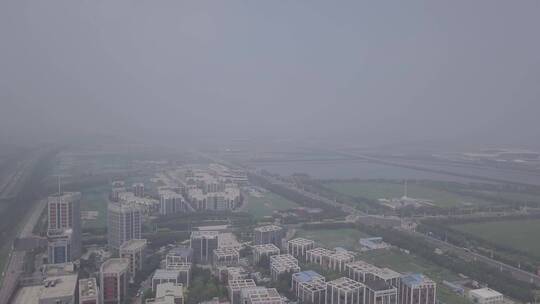 4K雾天阴天无人机航拍城市房屋街道街区景色视频素材模板下载