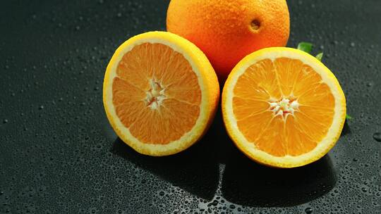 湿桌子上有叶子的橙子