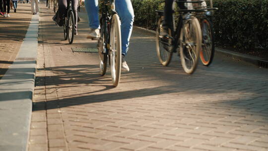 街道上的自行车车轮视频素材模板下载