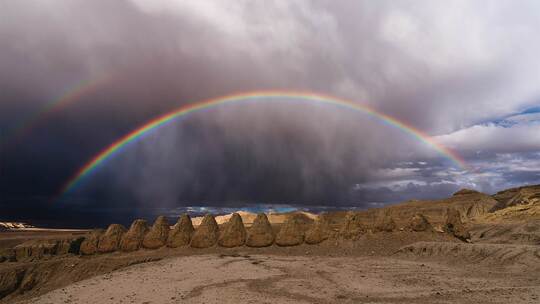 西藏阿里古格王朝遗址傍雨后的彩虹