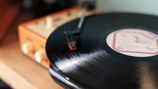 留声机黑胶唱片播放音乐