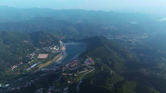 航拍厦门抽水蓄能电站上下水库与山顶风电场