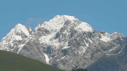 高原蓝天白云雪山