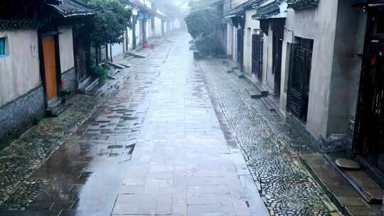 江南古街雨天景象