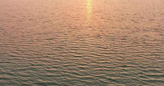 夕阳下波光粼粼的湖面