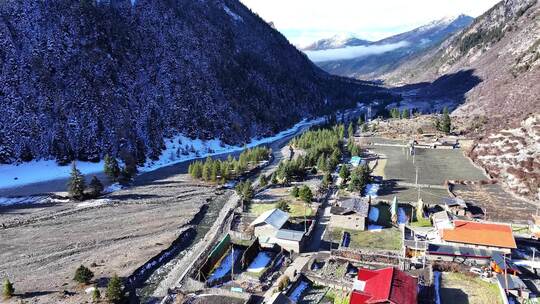 航拍四川阿坝岷山脚下上纳咪村田园风光