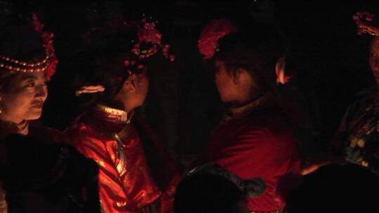 中国少数民族在火堆旁举行仪式