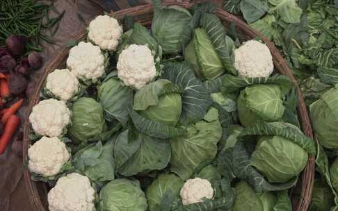 市场上正在出售卷心菜和花椰菜