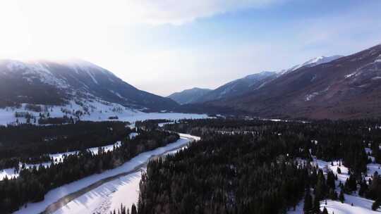 航拍新疆冬季喀纳斯神仙湾晨雾雪山森林雪景