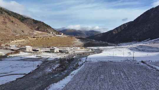 川西航拍雪后的上城子村雪景田园风光