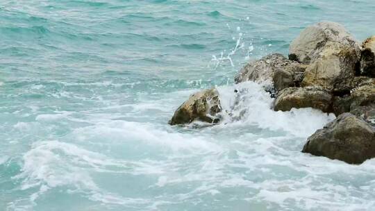 海浪到达岩石海岸线_近距离观察