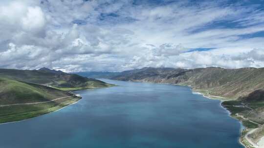 西藏羊卓雍措夏季绿色高山草原风景航拍