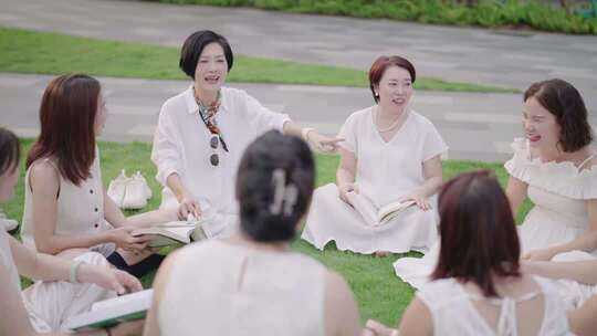 女性 读书会 草坪 围坐