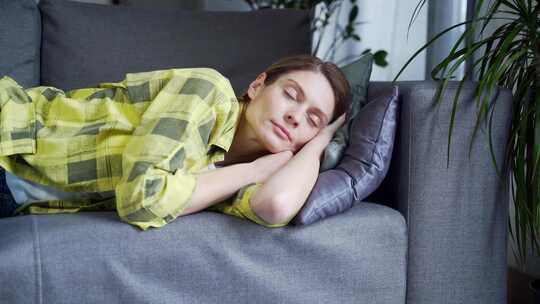 宁静的年轻女子休息午睡感觉压力自由睡在客
