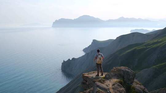 男性旅行者享受美丽的海景