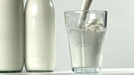 往杯中倒牛奶慢动作
