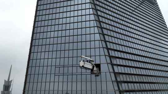 上海环球金融中心擦玻璃工人