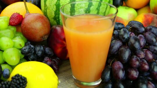 种类繁多的水果中有一杯果汁
