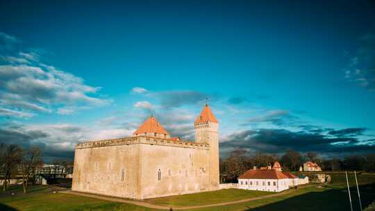 爱沙尼亚萨雷马的库雷萨雷。延时延时延时日落中的主教城堡