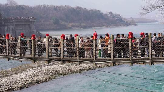 都江堰景区大量游客缓慢通过安澜桥