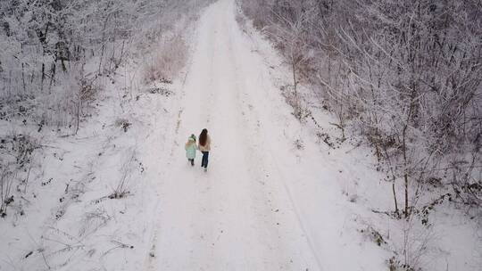 走在积雪的路上的母女俩