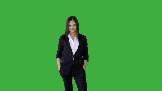 女商人站在绿色屏幕前的背景视频