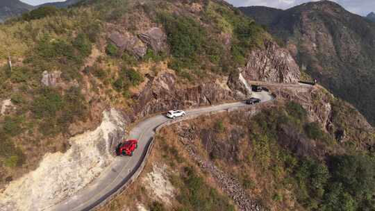 车队在高山悬崖上行驶跟车航拍跟拍