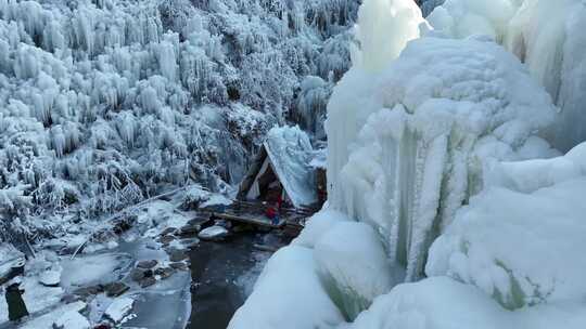 济南南部山区九如山，冰瀑成型冰天雪地